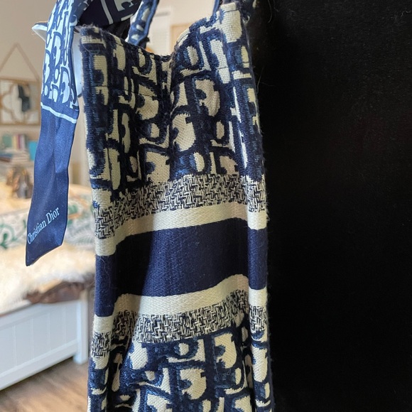 Blue and White Patterned Tote - Picture 4 of 12